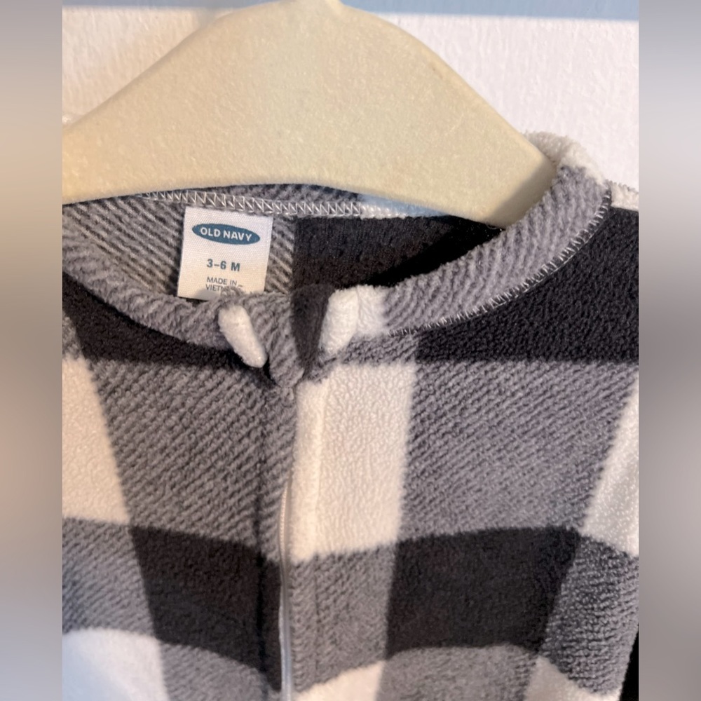 Old Navy Fleece Black and White Checkered Sleeper|Size:3-6months/6-9months - Picture 4 of 14